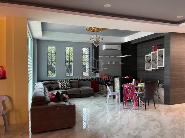 Stephen Avenue renovated 3 storey corner terraced house. 2