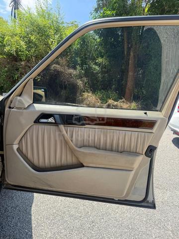 1995 Mercedes Benz 220E 2.2 (A) - 4
