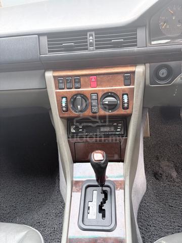 1995 Mercedes Benz 220E 2.2 (A) - 4