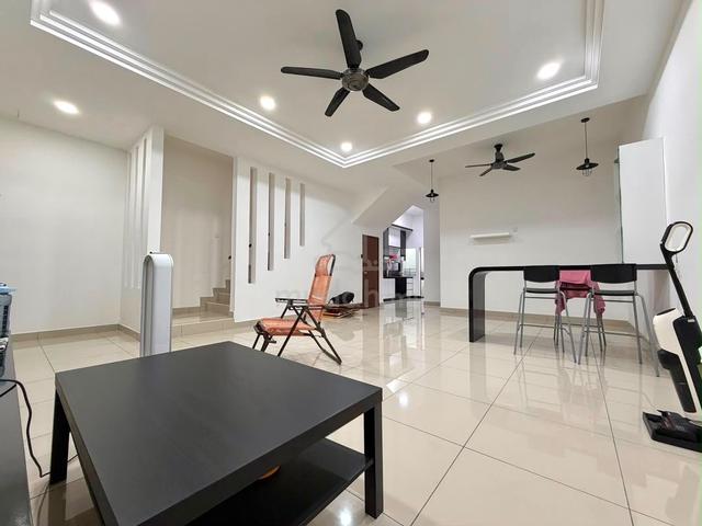 Kulai ioi double storey 22x70 gated guarded for Sale nego 1
