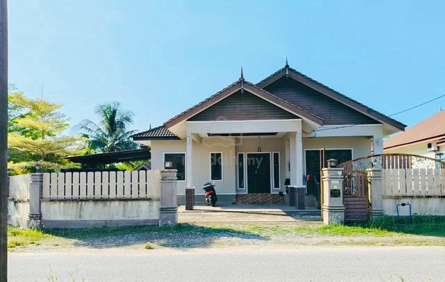 BANGLO Murah dekat Pantai Kelulut Comey utk buat Homestay 1