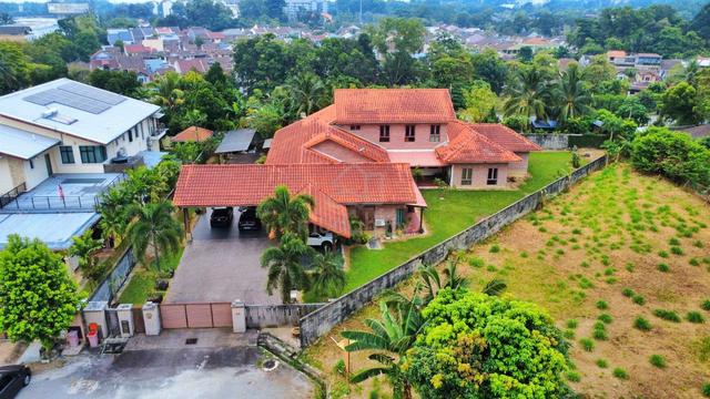 Huge land space Double Storey Bungalow Kota Damansara 1