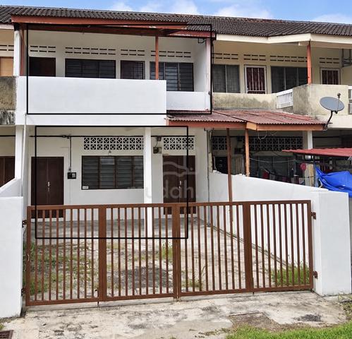 Tingkat bawah rumah untuk di sewa partially furnished at air Putih 1