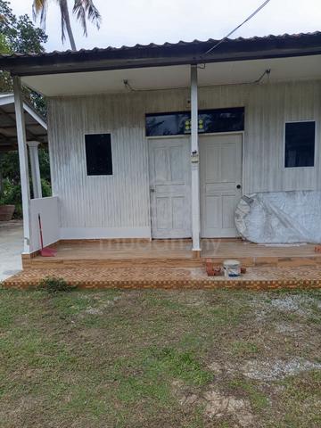 bilik bujang di pantai melawi bachok 1