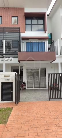 Super Below Market Value Good Condition 3sty Myra Meranti Puchong 1