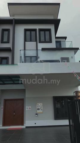 [FREEHOLD] [CORNER] 2.5 Storey Semi-D House at Kampung Lapan Town Area 1