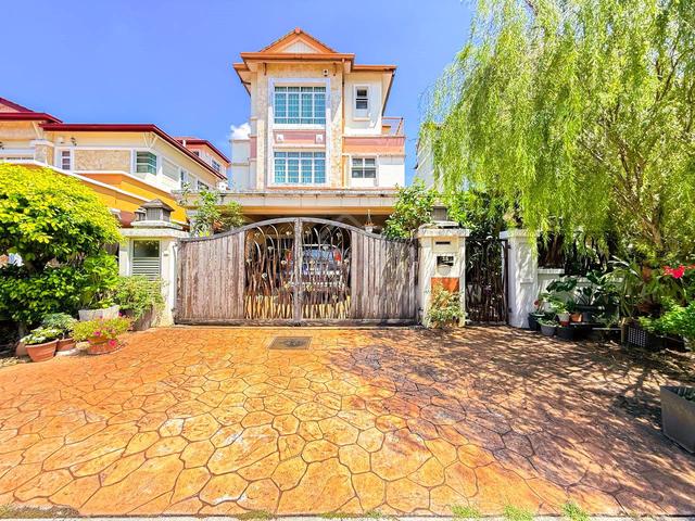 CANTIK❤️ + RENO⭐| 2.5 Storey Bungalow, Le Putra Avenue, Seri Kembangan 1