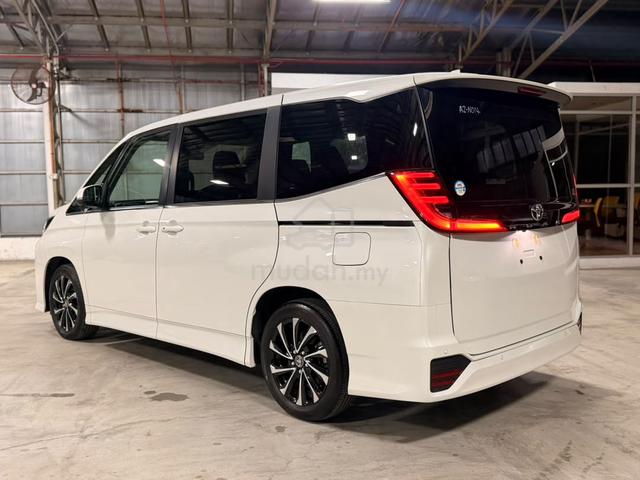 2023 Recon Toyota NOAH SZ 2 Power Door 7 Seater - 4