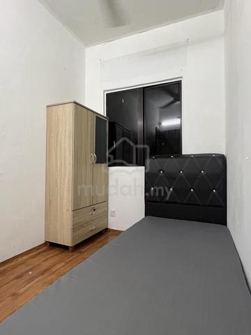 Bilik Single Port Klang, Perantau 1