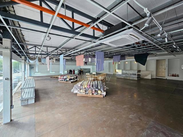 Commercial space at Shamelin Perkasa with dual entrance options 1