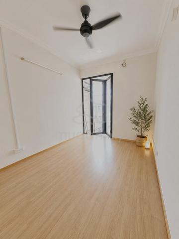 Balcony Studio Room｜Working Space｜Female 1