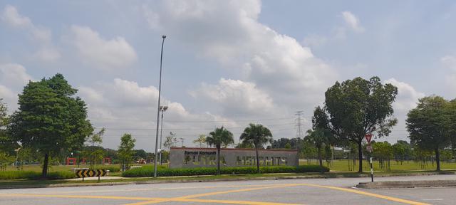 Partly Renovated Shop at Putra Heights (Walking to LRT and Amenities) 2