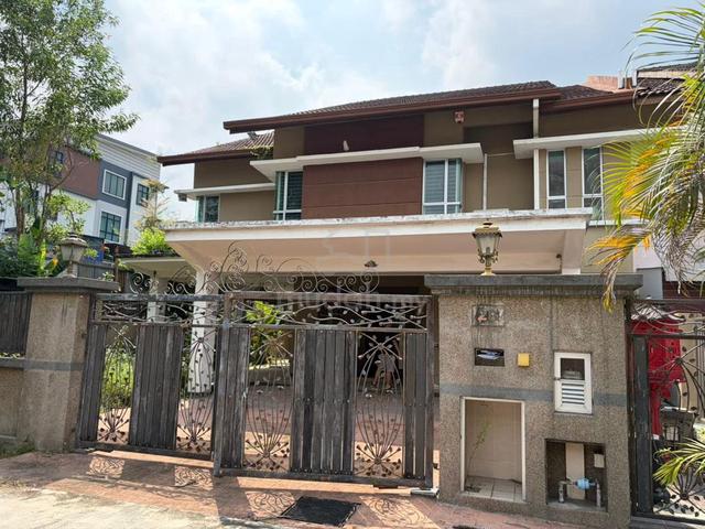 Semi-D corner unit ,Taman Bukit Serdang. Newly paint 1