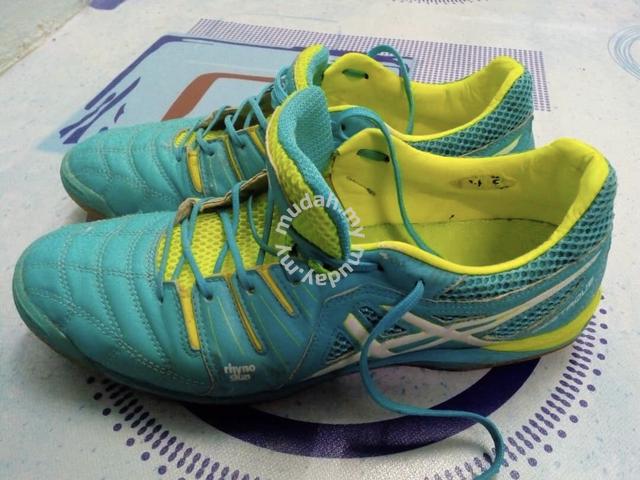 kasut futsal asics