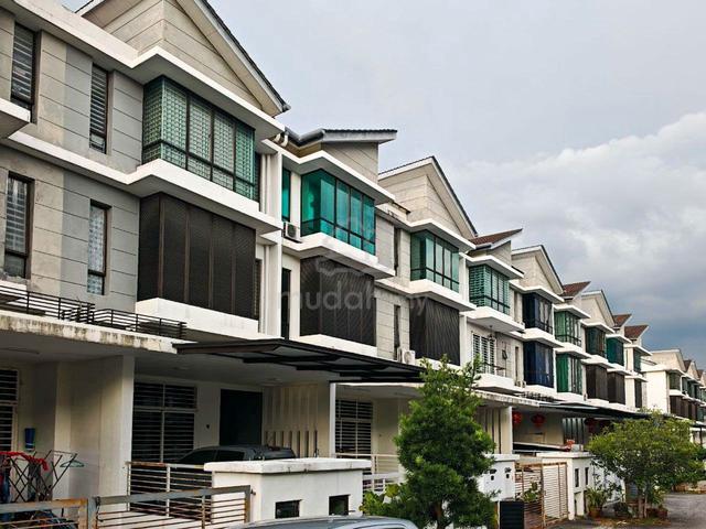 RENOVATED, 2.5 Storey Terrace Taman Putra Impiana, Puchong 1
