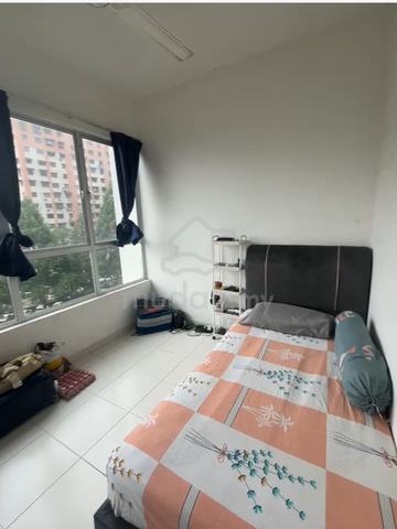 middle room with the view of hill tracks 1