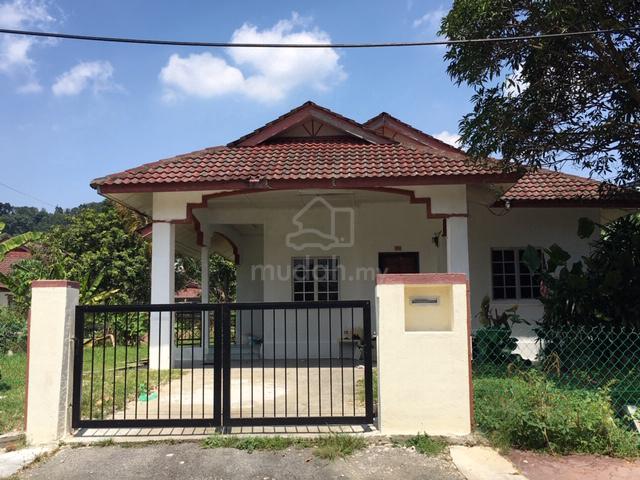 PEREMPUAN - Single / Sharing Rumah Single Storey Damansara Perdana 1