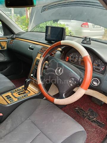 2001 Mercedes Benz E-CLASS 2.6 240 CLASSIC (CBU) - 3