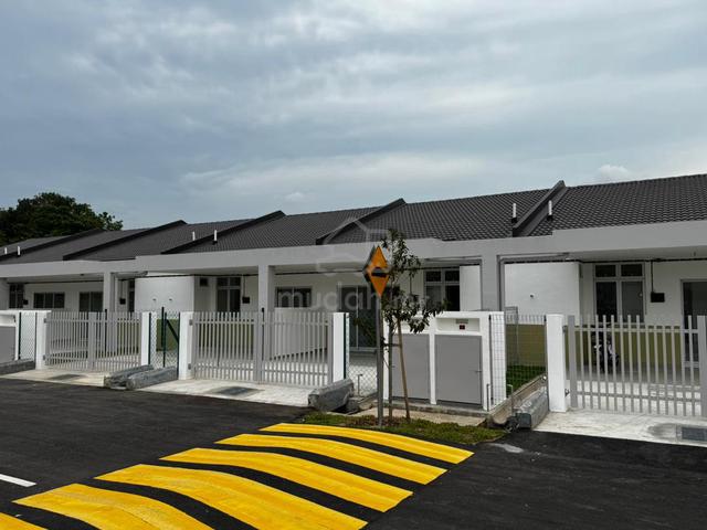 Teres Taman Tasik Utama, Ayer Keroh 1