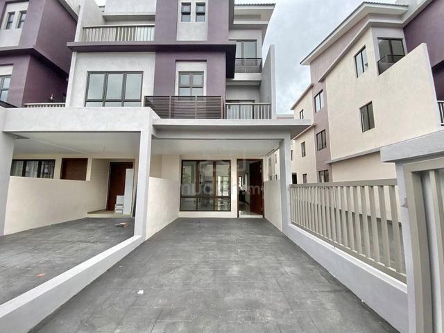(GROUND FLOOR, END LOT!) The Strata Townhouse, Bandar Puteri Bangi 1
