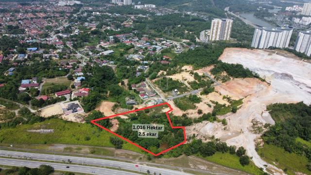 Tepi Jalan Utama_Desa Pinggiran Putra Kampung Limau Manis, Kajang, 1