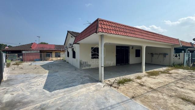 Pekan Nanas rumah sewa Corner single storey Taman Emas Merah 4 room 1