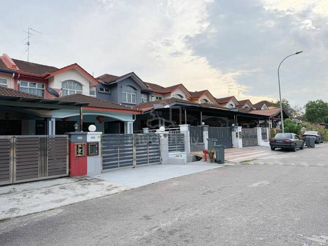 1.5 Storey Taman Daya 22x70 5 Bedroom Good Condition 1