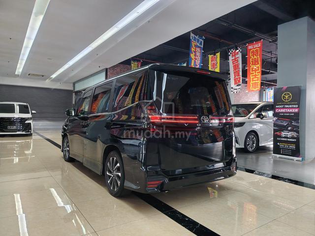 2022 Recon Toyota VOXY 2.0 S-Z P/DR P/BT HUD 360 - 4