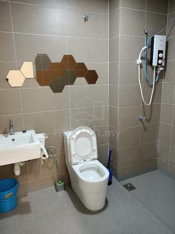 Medium room + own bathroom + free agent/lawyer fee 2