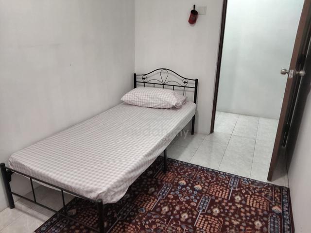 Bilik perempuan di Dahlia Apartment,  Taman Bunga Raya. 1