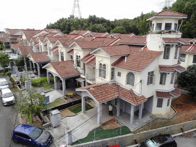 End Lot Extra Land 2.5 Storey Terrace House, Taman Salak Perdana, BBST 1