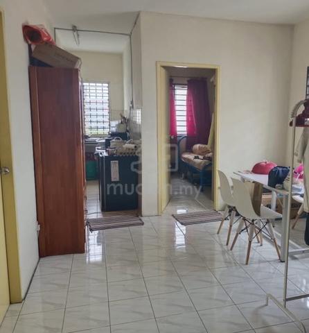 Bilik twin sharing untuk wanita di Pangsapuri Permai, Sg Besi 1
