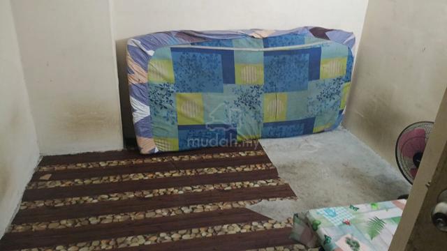 Bilik lelaki bujang di Apartment Idaman Seroja 1