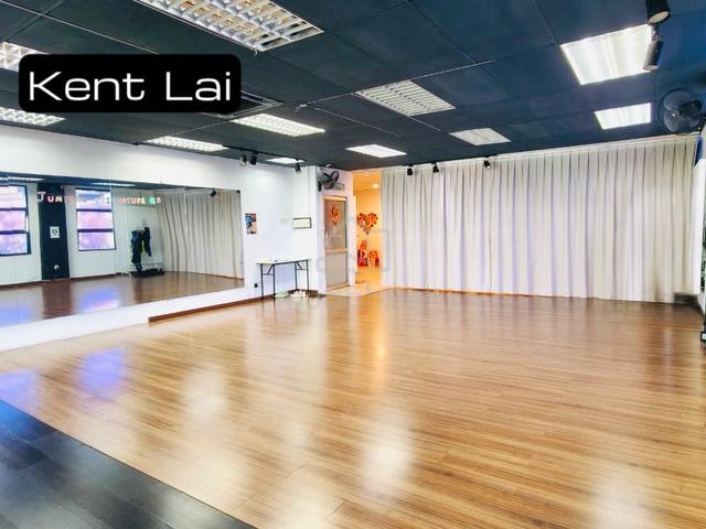 BIG CORNER UNIT! Bayan Bay, Queensbay. 2nd floor corner shop.Main road 1