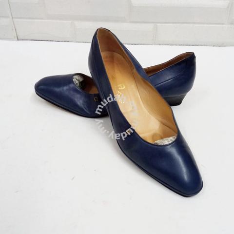 Etienne on sale aigner pumps