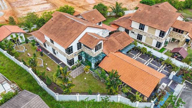 TANAH LUAS + FULLY RENO ! 2 Storey Bungalow, Puncak Pinggiran Putra 1
