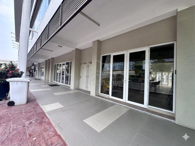 Corner shop at Temasya Glenmarie. 700m to LRT station. Negotiable 1