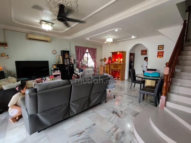 Double Storey Corner Lot – Tanah Besar ! 1