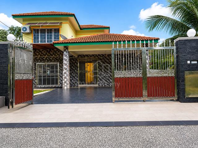 Spacious Bungalow with Extra Land – Bukit Beruntung, Golf Club 1