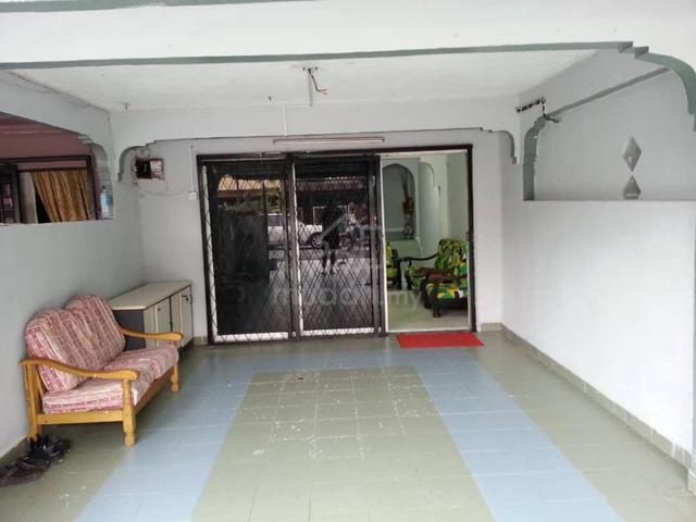 Nonbumi double storey with balcony shah alam Seksyen 18 for sale 1