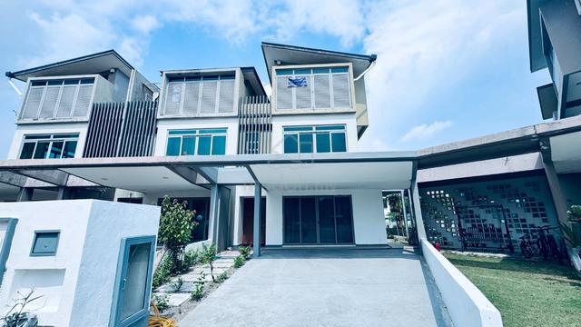 End lot 3 Storey Apicalia D'Island Jalan Timur Puchong Below Market 1