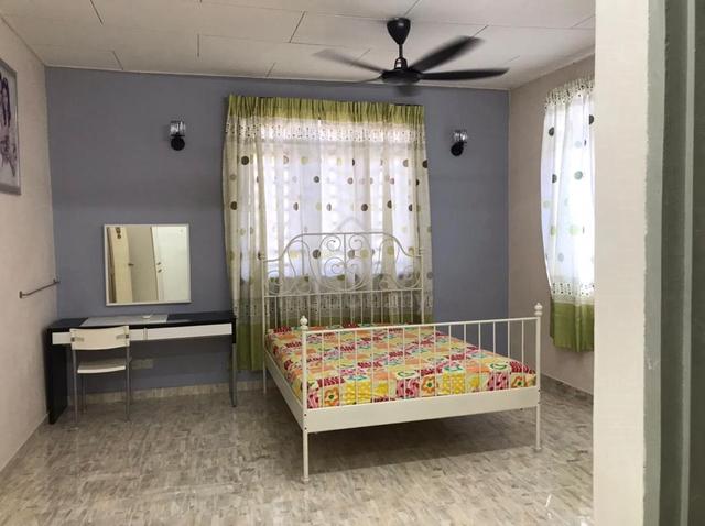 Fully furnish Master Room with Private Bathroom at Alma 1