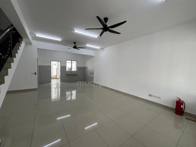 Starling Double Storey House 3 RoomFor Rent(Bandar Rimbayu) 1