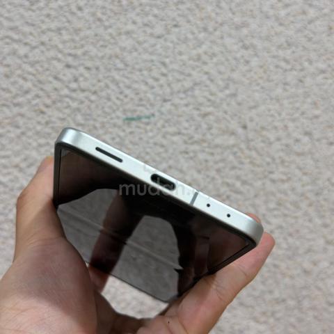 Samsung Z Flip 7 12+512GB - photo 4 of 6