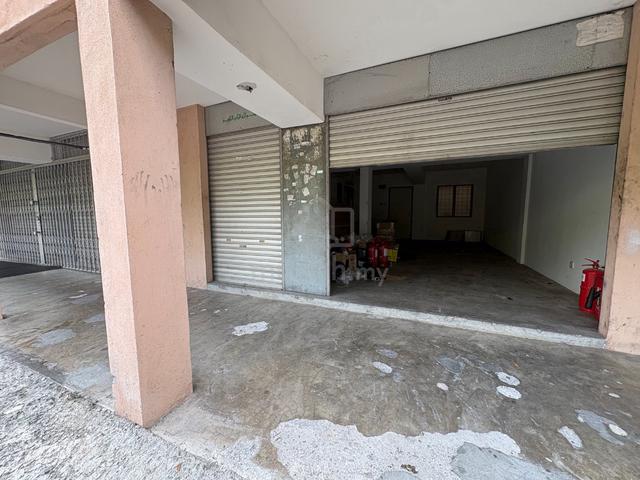 Small Shop Pangsapuri Putra Permai D, Bandar Putra Permai Behind Mc D 1