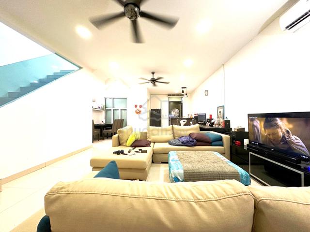 Paragon 93 LEP 3 2 Sty Hse 4R3B 2200sf Fully Renovated Facing Open 1