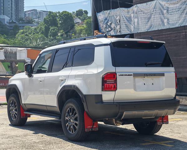 NEW RED MUDFLAP 2024 Toyota LANDCRUISER 250 2.7 VX - 2