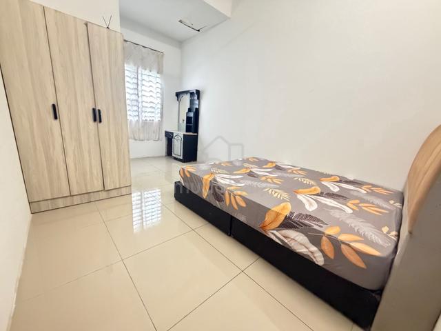 Merdeka Discount Rm200.Bilik Master utk lelaki 1min ke bandar Rawang 1