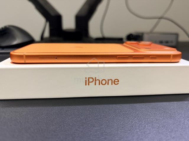 (Used) iPhone 17 Pro Max 256GB - photo 2 of 6