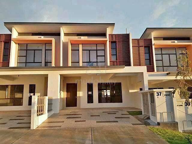 Seremban 2 Corner Lot with Extra Land 20ft ( 35x70,Fully Furnished) 1